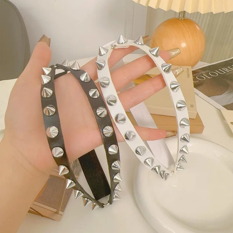 حزام فخذ نسائي بمسامير مخروطية - مراجعة Body Jewelry Ends وسعره